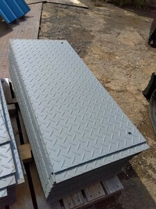 縞板、鉄板、板厚6mm.側溝蓋910×400、溶接材料１枚