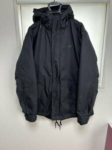 フレッドペリー ジャケット FRED PERRYショート パデッド パーカー コート ( J4552 Short Padded Parka Coat )黒サイズL