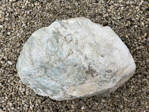 【J091】希少　翡翠含有　山石　約1.6kg　糸魚川産　白　原石　無加工　ヒスイ　自然石　標本　天然石　パワーストーン　素材　お守り