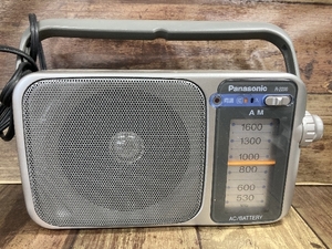 E2a Panasonic パナソニック AMポータブルラジオ R-2200 ラジオ オーディオ機器 ポータブル コード付き 通電確認済み 現状品