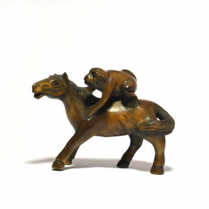 根付 馬と仲良し猿 柘植 木彫品 木製 彫刻品 ウマ サル na07-b2-8