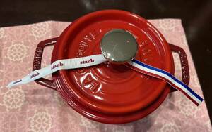 STAUB ストウブ ココットラウンド　チェリー　14cm 新品・未使用品　箱無し　取手傷有り　IH（100V・200V）対応　写真9枚目写真参照