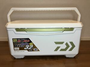 送料無料！オマケ付！使用2回のみ ダイワ ライトトランクα ZSS-3200 Sゴールド 6面真空 DAIWA LIGHT TRUNK α ZSS 3200 KEEP126 クーラー