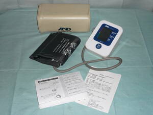 A&D エーアンドデイ デジタル血圧計 UA-611 上腕式血圧計 血圧測定用腕まくら AXP-COM108 セット