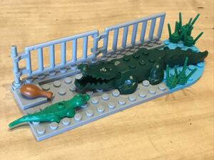 【LEGO】 レゴ ワニ 2匹 親子 飼育セット 動物 人形 おもちゃ 知育玩具 ミニフィグ フィギュア 緑 グリーン 水草 食べ物 肉 アリゲーター