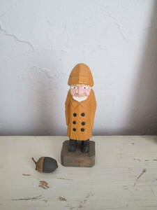 スウェーデンアンティーク・ブロカント　木彫りの人形　コートを着たおじいさん/表情・コートがかわいい古いかざりもの