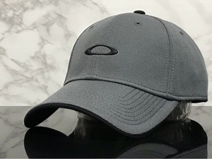 【未使用品】6C クール★OAKLEY オークリー キャップ 帽子 CAP クールなグレーの伸縮素材にブラックロゴ！《伸縮前57㎝～60㎝位迄》