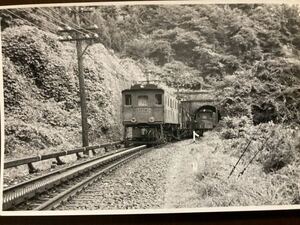昭和鉄道写真：信越本線碓氷峠のトンネルに入るED 42 +貨車+ED42 19[横川]。1963年9月撮影。7.8×11.8㎝。