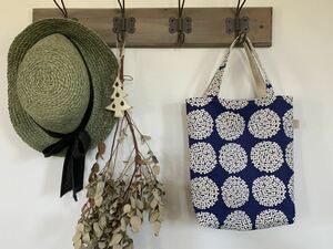 ハンドメイド 　トートバッグ紫陽花柄　 花柄 北欧柄 ネイビー　エコバッグ