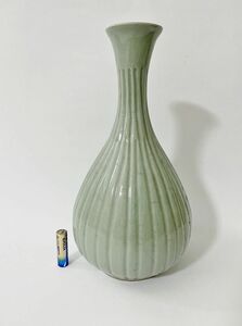 《土》韓国青磁瓶　徳利　花器　しのぎ　高さ約２９ｃｍ
