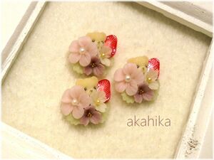 akahika*樹脂粘土花パーツ*ちびくまフルーツブーケ・ストロベリーと小花
