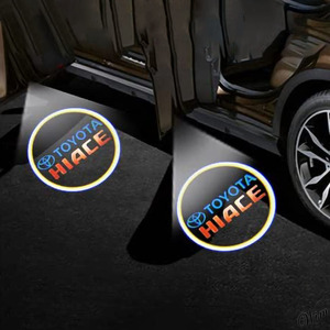 ◆HIACEロゴ投影◆ カーテシライト 2個セット 電池式 LED 3層PCレンズ シール式 簡単装着 自動車 トヨタ ハイエース ドレスアップ 投影