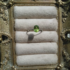 天然石　美しいグリーンの ペリドット リング シルバー925 刻印あり 指輪 8月の誕生石 1.3gm フリーサイズ