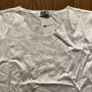 新品未使用タグ付き、NAIGAI 白色半袖Tシャツ、お花のモチーフ、綿100%、サイズSP、（株）ナイガイ