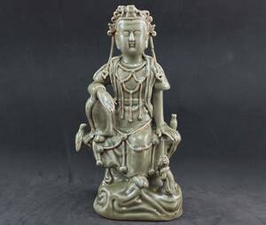 中國 龍泉窯 青瓷自在觀音菩薩坐像