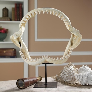 サメのギザギザの顎の骨、鮫 彫像 アイボリー色置物 彫刻 ホオジロザメ/ ジョーズ水族館/ ビーチカフェ（輸入品