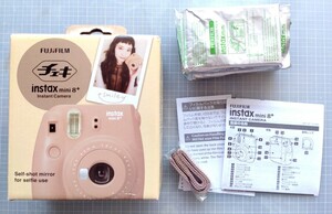 【未使用美品】チェキ インスタントカメラ instax mini 8+ FUJIFILM ココアカラー【接写用アダプタやストラップ付】富士フィルム