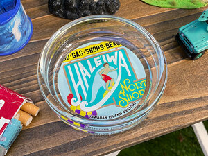 ハワイアン　ガラスアシュトレイ　（ハレイワ名物看板）　■　アメリカン雑貨　アメリカ雑貨　灰皿