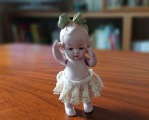 小さな可愛いアンティークのビスクドール　10㎝(リボン迄)　Doll ドイツアンティーク　ミニチュア　アンティークドール