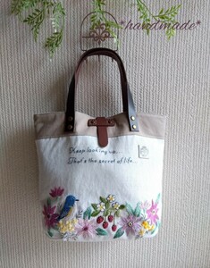 *花と鳥の手刺繍*リネン混オフホワイト生地*合皮楕円底*本革持ち手*ハンドメイド*