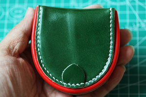 限定1点最新番ハンドメイドヌメ革 （馬蹄形）半円型小銭入れコインケース手縫い　ダブルカラー千歳緑/レッド