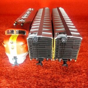 DD型ディーゼル機関車と貨車2台、HOゲージ