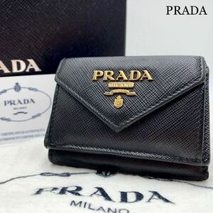 684【極美品】PRADA プラダ 折り財布 三つ折り コンパクト ミニ ウォレット ロゴ 金具 ゴールド サフィアーノレザー 本革 ブラック 黒