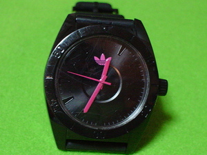 珍品　デザイン　ＡＤＩＤＡＳ　５ＡＴＭ　腕時計　ブラック