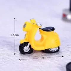 【新品未使用】ミニチュアサイズ バイク スクーター 黄色 ドールハウス 二輪車
