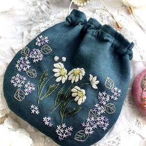 ♪はんど刺繍*お花刺繍**丸み巾着ポーチ**マーガレット“紫陽花アレンジメントお花刺繍*テールグリーンリネンhandmade