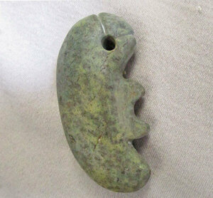 古墳期　腹部に尖る子を持つ　翡翠のような色合いの　斑緑石質が使用された 長さ6.7㎝ 大型子持ち勾玉　⑧　検　須恵器翡翠勾玉土偶 