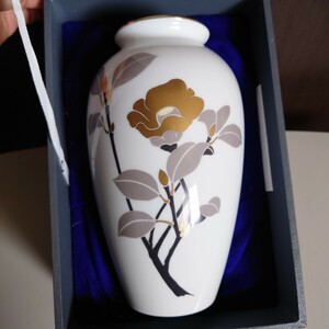 宮内庁御用達　大倉陶園　OKURA CHINA　金彩 花柄　花瓶　花器