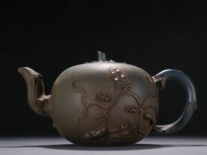 【瓏】紫砂彫 松鼠葡萄壺 裴石民銘 近時代 中国陶磁器 後手急須 茶壷 茶道具 置物 蔵出