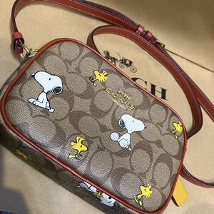 送料込●新品●COACH X PEANUTS スヌーピー ミニボディバッグ① カメラバッグ シグネチャー 2022.10新作 ピーナッツ コーチメンズ