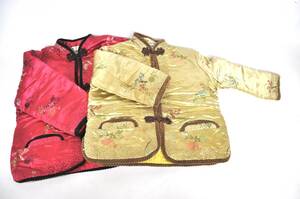 細かな刺繍と美しい装飾のチャイナ服 中国ビンテージ 子供用チャイナジャケット レッド/ゴールド 2着 着丈42cm 裏地付き SNC503