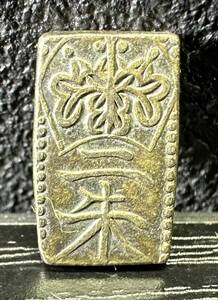 古銭 天保二朱判金 硬貨 コイン 1.65g 約0.8x1.3cm 9D249AN