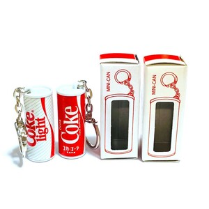 日本コカコーラ社 正規品 1970年代～ コカコーラ ライト 白缶 2本 ミニカンキーホルダー 当時物 昭和レトロ ミニチュア ノベルティ 非売品