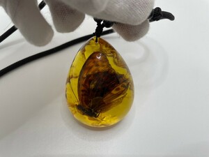 ネックレス 琥珀 工芸品 人工 蝶 虫入り 未使用管理番号04026