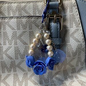 青薔薇と貝パールのバッグチャーム#ジルコニア