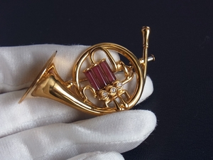 K18 18金 ゴールド ダイヤモンド ルビー 美しいホルン型ブローチ 重さ約20g/USED K18 gold diamond Ruby musical instrument horn brooch 