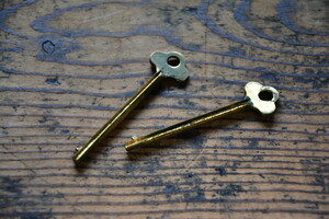 NO.8575 古い真鍮鋳物の鍵 2本SET 74mm 筋入 検索用語→A25gアンティークビンテージ古道具真鍮金物カギかぎチャームキー錠扉ドア