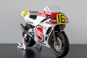 ★1/12 YAMAHA YZR500 team LUCKYS STRIKE #16　ケビン・マギー仕様塗装完成品