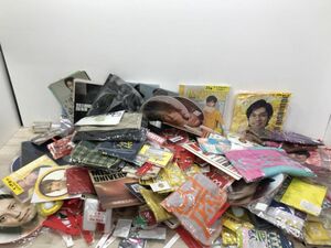 ⑧ ジャニーズ ( 関ジャニ ・嵐・亀梨和也 ) 等 カレンダー 写真 ライブ タオル バッグ キーホルダー 等 グッズ 15kg まとめ セット[C2742]