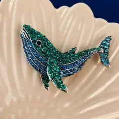 ブローチ クジラ 海 青 緑 プレゼント 綺麗 バッグ ネックレス おしゃれ