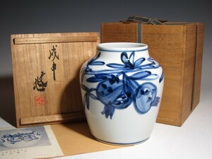 人間国宝 近藤悠三 柘榴染付花瓶 雄大な絵付けの名品！o346