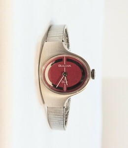 BULOVA×Dior ブローバ×クリスチャンディオール　腕時計　Ｄフェイス　アクセサリーウォッチ　赤文字盤　現時点不動品　004JSHJU51