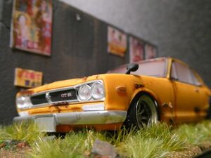 昭和レトロ 1/32 NISSAN スカイライン 2000GT-R ハコスカ 情景ジオラマ完成品 ケース付