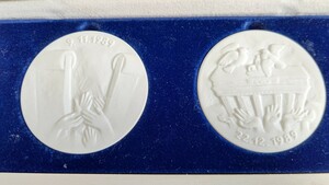 マイセン　白磁製大型メダル２個　「ベルリンの壁崩壊記念」、オリジナル箱付 
