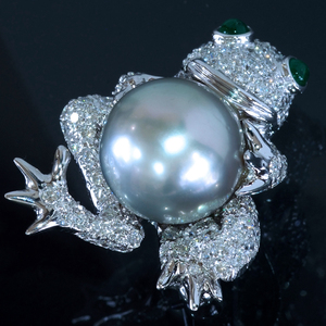 E8104【カエル】美しい南洋黒真珠１１．7mm 天然絶品ダイヤモンド１．６２ct エメラルド 最高級18金WG無垢ブローチ/ペンダントトップ