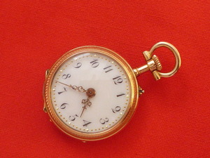 ★18金無垢ケース裏蓋天使のエナメル装飾・小さな時計